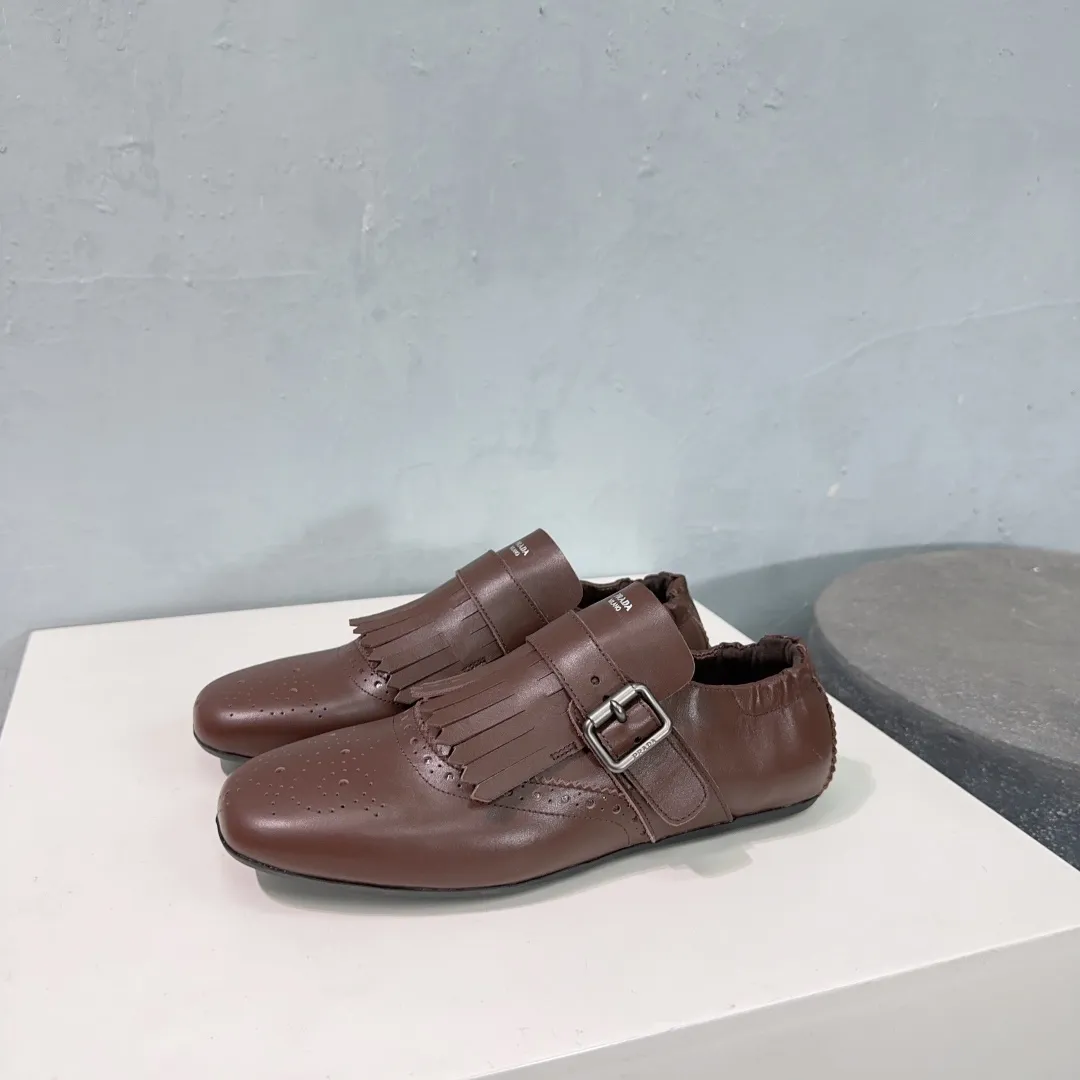 👟👟Ex-factory price 580👟👟! Prada 25 spring and summer catwalk new brogue carved tassel retro loafers and slippers series 🔥 🌟🌟🌟This shoe deliberately presents a classic and retro style, with both masculine temperament and feminine style, forming a binary contrast, highlighting the iconic style of the Prada series. The tassels are crafted using special craftsmanship, and details such as buckles and brogue patterns reveal traditional charm. An unconventional and surprising reinterpretation, the shoe is re-launched in a more fashionable design. The upper is made of imported calfskin, the lining is sheepskin, and the original molded rubber sole. Number of yards: 35-40 (40 pieces are non-refundable). Comes with original packaging.